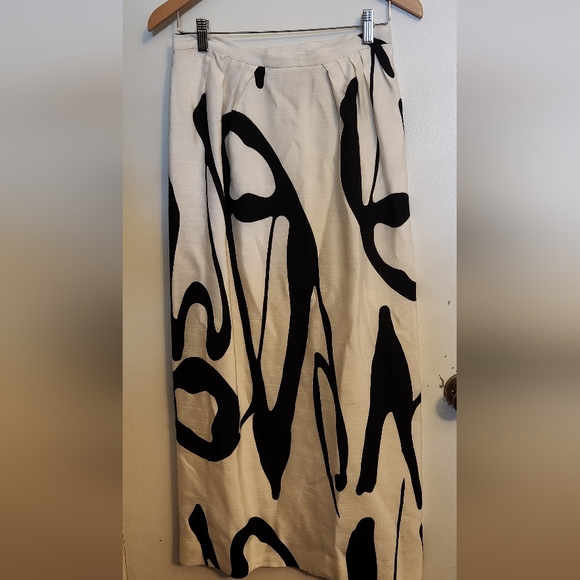 Elegant Black and White Pencil Skirt - Picture 2 of 5